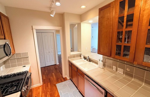 Downtown Seattle Condo | Luxury Waterfront Condo - Steps to Pike Place, Top Floor, Views, AC & EV Parking