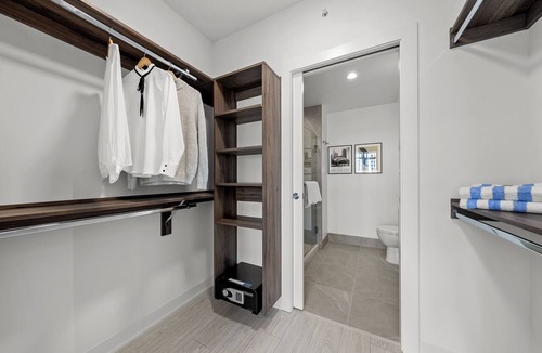 West Loop Hotel | Luxury West Loop Rentals: Modern Suites w/City Views & Resort Amenities