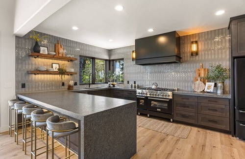 Dundee House | Luxury Wine Estate, Hot Tub & Game Room