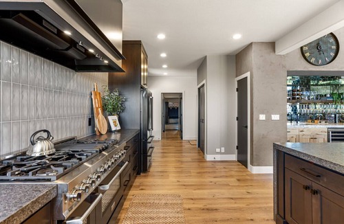 Dundee House | Luxury Wine Estate, Hot Tub & Game Room
