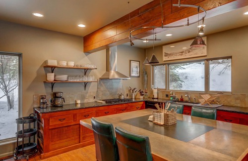 McCall House | Mackinaw Manor - Lake views - Downtown - Hot tub - Game Room - Theatre