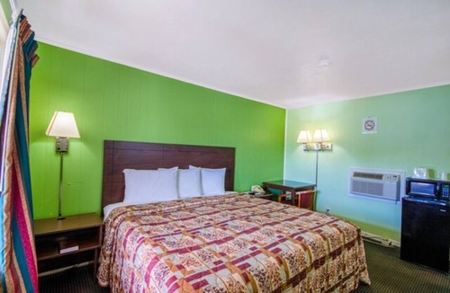 Macon Hotel | Macon Cozy Deluxe w/Free Parking & Wi-Fi | Breakfast & Smooth Access to Dining