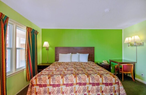 Macon Hotel | Macon Cozy Deluxe w/Free Parking & Wi-Fi | Breakfast & Smooth Access to Dining