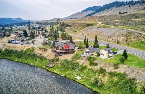 Big Sky House | Madison Bend River House -TOP FLOOR-