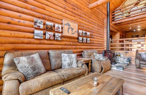 Drayton Plains House | Magical Metamora Cottage w/Fire Pit, Pond, Deck!