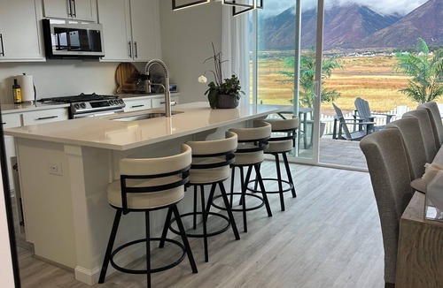 Salem House | Magical Mountain-View Retreat SwimSpa-Hot Tub , Fire pit & Cozy Living Spaces
