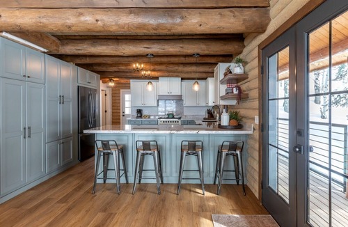 Alpine Northeast Cabin | Magnificent Cabin with Spa and Luxurious Interior in Wyoming