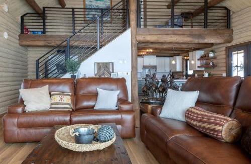Alpine Northeast House | Magnificent Cabin with Spa and Luxurious Interior in Wyoming