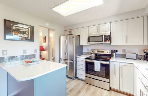 Cascade Locks Apartment | Magnificent Dog-Friendly Home w/Lake & Mountain Views from the Large Deck