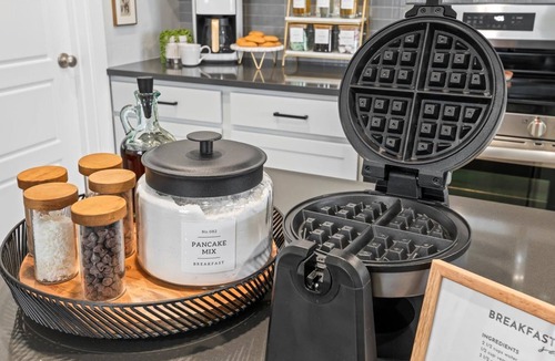 Meridian House | Magnolia Inspired, Waffle Bar, Playground, Great Location, Game Garage, Shops and Dining Nearby