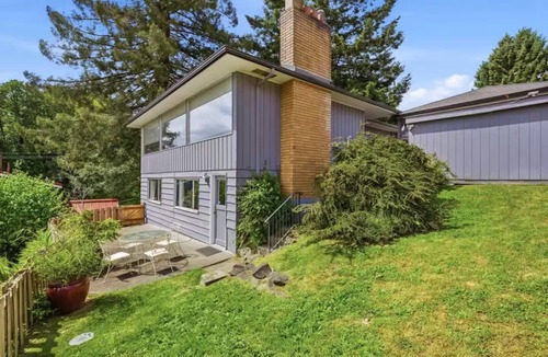 Southeast Magnolia House | Magnolia View Home ~ In The Heart Of Seattle