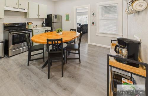 Philomath House | Main St New with AC Monthly stays Charming Cottage KING BED