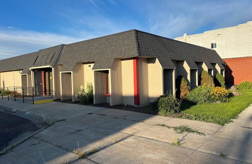 Ashton House | Main Street Location 4 bedrooms, 2 Baths, Theater Room and Spacious Living Room.