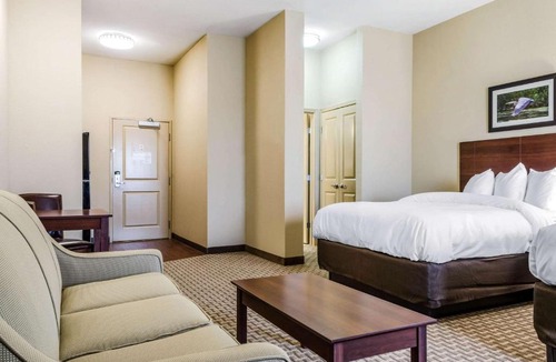 Hackberry Hotel | MainStay Suites Hackberry Sportsman's Lodge