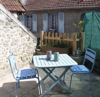Beynes Bed & Breakfast | Maison bleue