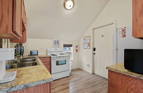 West Central Apartment | Maple Manor City View