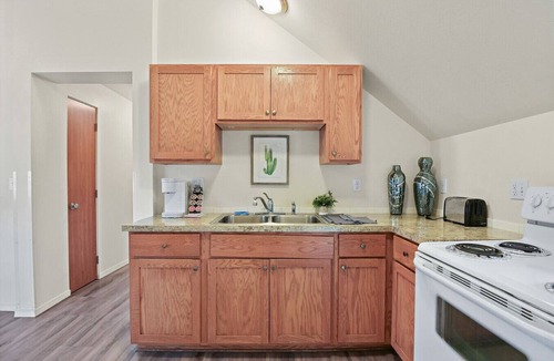 West Central Apartment | Maple Manor City View