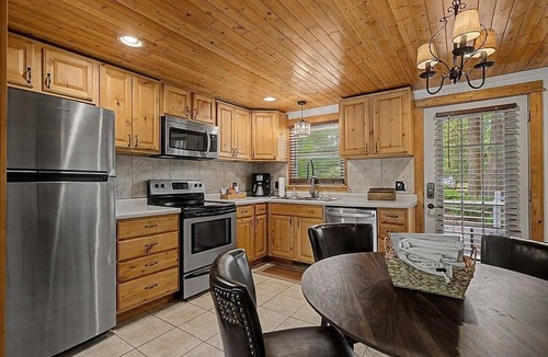Saugatuck Villa | Maple Ridge Brown Cottage HOT TUB!