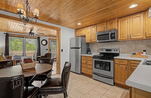 Saugatuck Villa | Maple Ridge Brown Cottage HOT TUB!