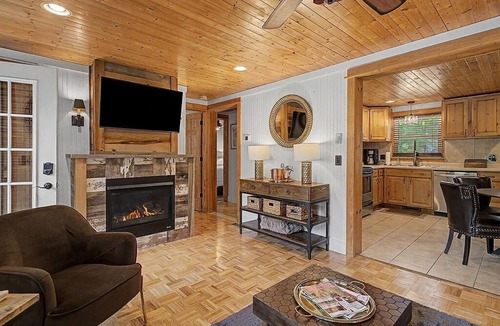 Saugatuck Villa | Maple Ridge Brown Cottage HOT TUB!