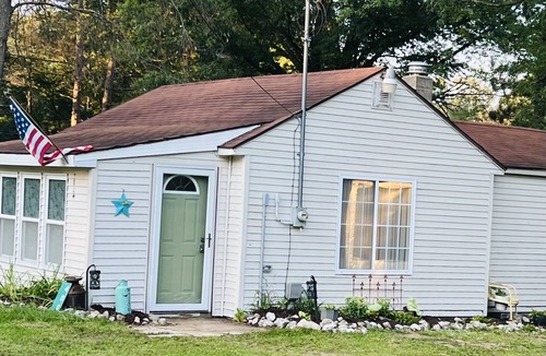 Lake House | Maple Street Cottage is the perfect couple’s retreat.
