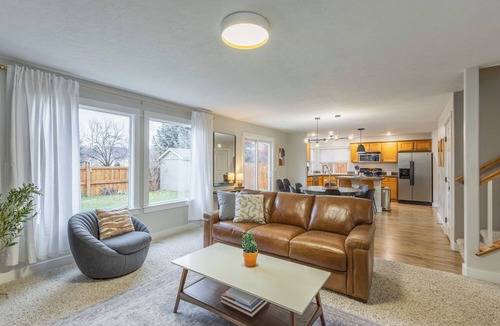 Meridian House | Maple Suite Retreat: Arcade Ping Pong HomeGym Toys Pool Playgrounds