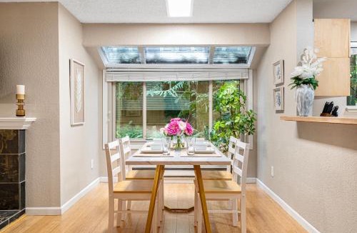 Redmond House | # Marbella Lane - Cozy Forest Cabin Min from DWNTN