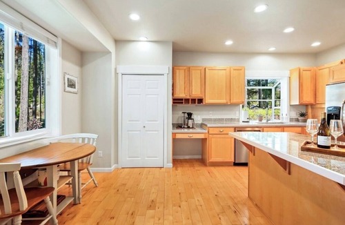 Port Orchard House | Marvelous 3-bedroom house with AC in Port Orchard located minutes from Wye Lake.