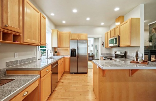 Port Orchard House | Marvelous 3-bedroom house with AC in Port Orchard located minutes from Wye Lake.