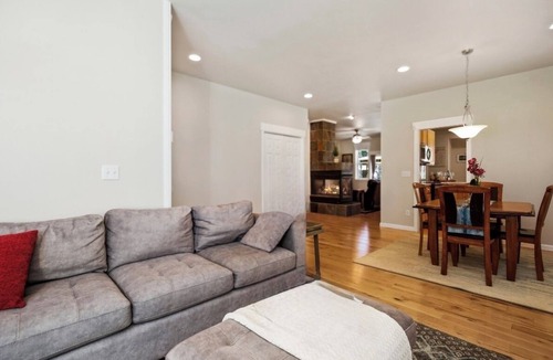 Port Orchard House | Marvelous 3-bedroom house with AC in Port Orchard located minutes from Wye Lake.
