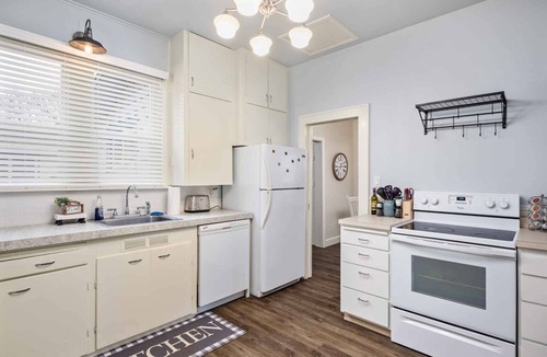 Newberg House | Marvelous Single Level Home in Central Newberg, Fire-Table, Covered Patio, Seven Blocks to Downtown