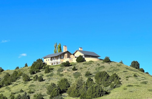 Belgrade House | Marvelous standout 3-bedroom estate with AC and hot tub set up for entertaining.