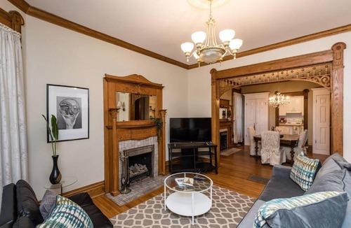 Victorian Village Apartment | Massive Historic 4BD/3BA House near Short North!