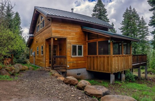 Ashland Cabin | Mayfield Gardens Cabin w/Jacuzzi and Wood Stove at Green Springs Inn
