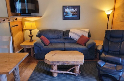 Mazama Cabin | Mazama Trails Duplex 2A-Close to North Cascades, Dog Friendly, Walk to Ski Trail