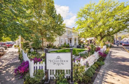 Jacksonville Hotel | McCully House Inn