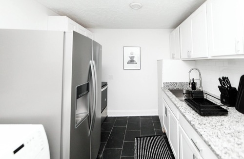McFerrin Park Apartment | McFerrin Modern Haus Mid-Term 2-bedroom with AC