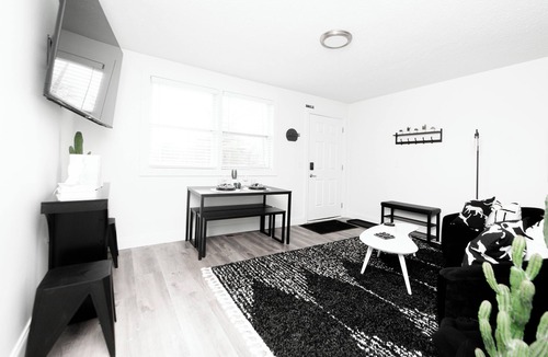 McFerrin Park Apartment | McFerrin Modern Haus Mid-Term 2-bedroom with AC