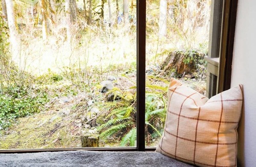Glacier Condo | MCM Resort Condo near Mt Baker with Fireplace