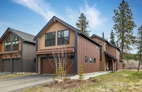 Roslyn House | Meadow view Cabin w/MIL, Game Room, Hot Tub