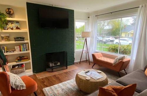 North End House | Mellow Yellow in the City ⭐️ Hot Tub ❤️ Kids Loft