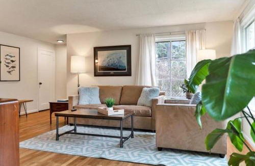 Bryant House | Mellow Yellow Near UW With Cozy Patio