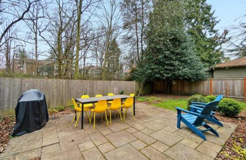Bryant House | Mellow Yellow Near UW With Cozy Patio