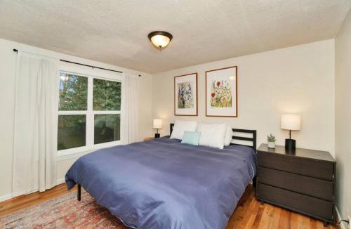Bryant House | Mellow Yellow Near UW With Cozy Patio