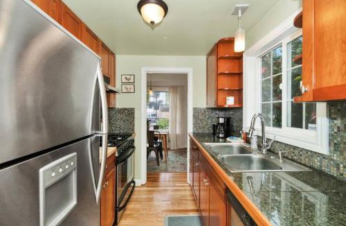 Bryant House | Mellow Yellow Near UW With Cozy Patio