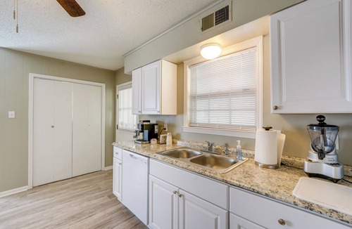 Whitehaven Cottage | Memphis Vacation Rental - Walk to Graceland!