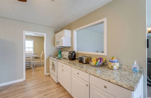 Whitehaven Cottage | Memphis Vacation Rental - Walk to Graceland!