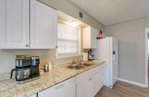 Whitehaven Cottage | Memphis Vacation Rental - Walk to Graceland!
