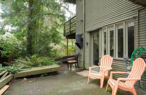 Mercer Island Apartment | Mercer Island Apartment in the Woods, Pets Allowed