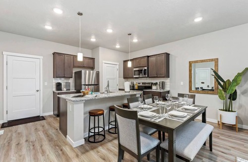 Meridian House | Meridian Family Home | King Bed | 4 TVs | Work From Home Setup | Freeway Access
